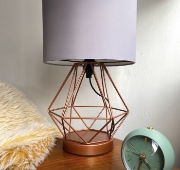 Clock and lamp in room 1 at The Holding Space therapy rooms to rent in London